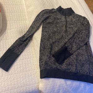 Lululemon Size 6 workout halfzip Top with thumb holes. Rulu run